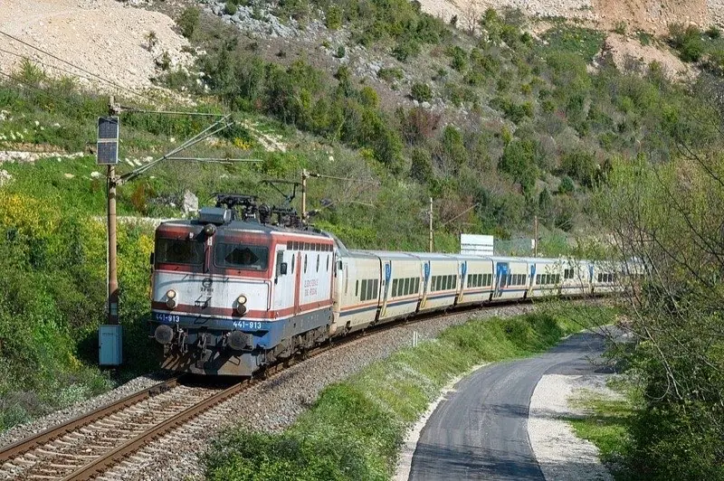 Talgo voz ŽFBH na relaciji Sarajevo–Čapljina prolazi kroz hercegovački krš kod Šurmanaca