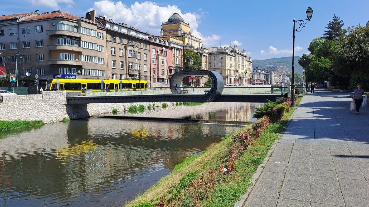 Novi tramvaj prelazi most Festina lente u Sarajevu