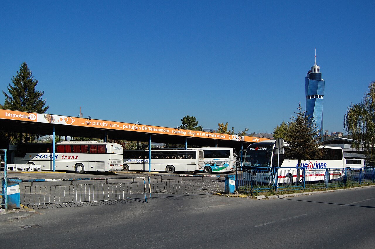 Autobuska stanica u Sarajevu, pogled na perone i zgradu stanice