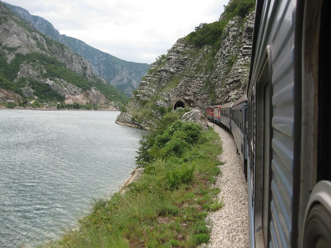 Pogled iz voza na prugu uz Neretvu između Jablanice i Mostara